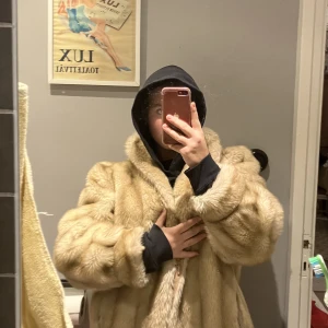 Lyxig pälsjacka - Jätte snygg Pälsjacka varm och perfekt för vintern 🥰