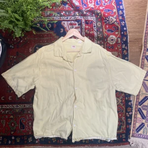 Kortarmad skjorta från Levis - Fin kortarmad skjorta från Levis, är gulare än vad den ser ut på bild! I bra skick men välanvänd. Strl M
