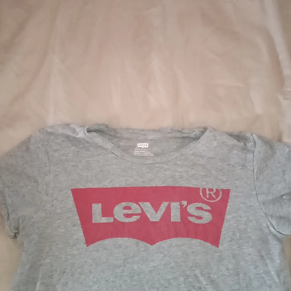 Hej! Säljer min Levi's t-shirt som är köpt i Levi's store. Den kommer tyvärr inte till användning.  Den är i gott skick, knappt använd.. T-shirts.