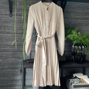 Klänning  - Ej använd beige klänning. Storlek S
