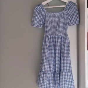 Blå klänning  - Jag säljer denna fina klänning eftersom att jag den bara har kommit till användning EN gång!  Nypris  är 400kr! Och jag säljer den för 250kr Pris kan diskuteras vid snabb affär