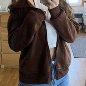 Kofta - En brun kofta som använts några  gånger men är i fullt bra skick.🩷