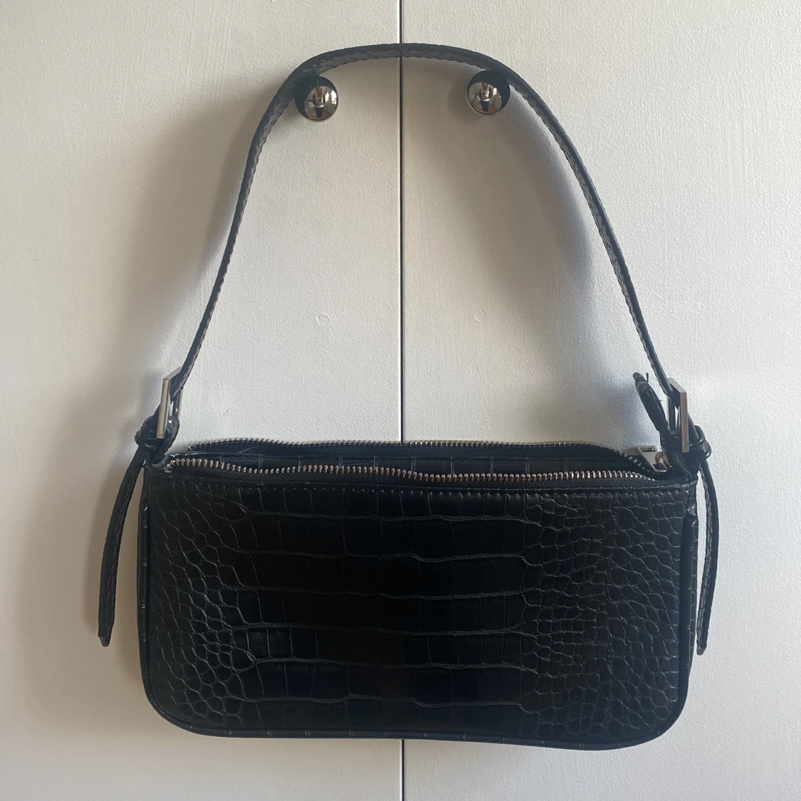 Svart axelremsväska