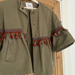 Zara trekvartsärm jacka - Säljer denna fina jacka med trekvartslånga ärmar från zara💕💕jackan finns ej att köpa längre och är knappt använd🫶🏼🫶🏼jackan är i Xs men passar även S💕💕