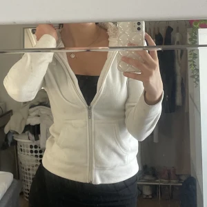 Söt y2k hoodie - Jättefin o söt hoodie som är jääätteskön men den är för liten :( 