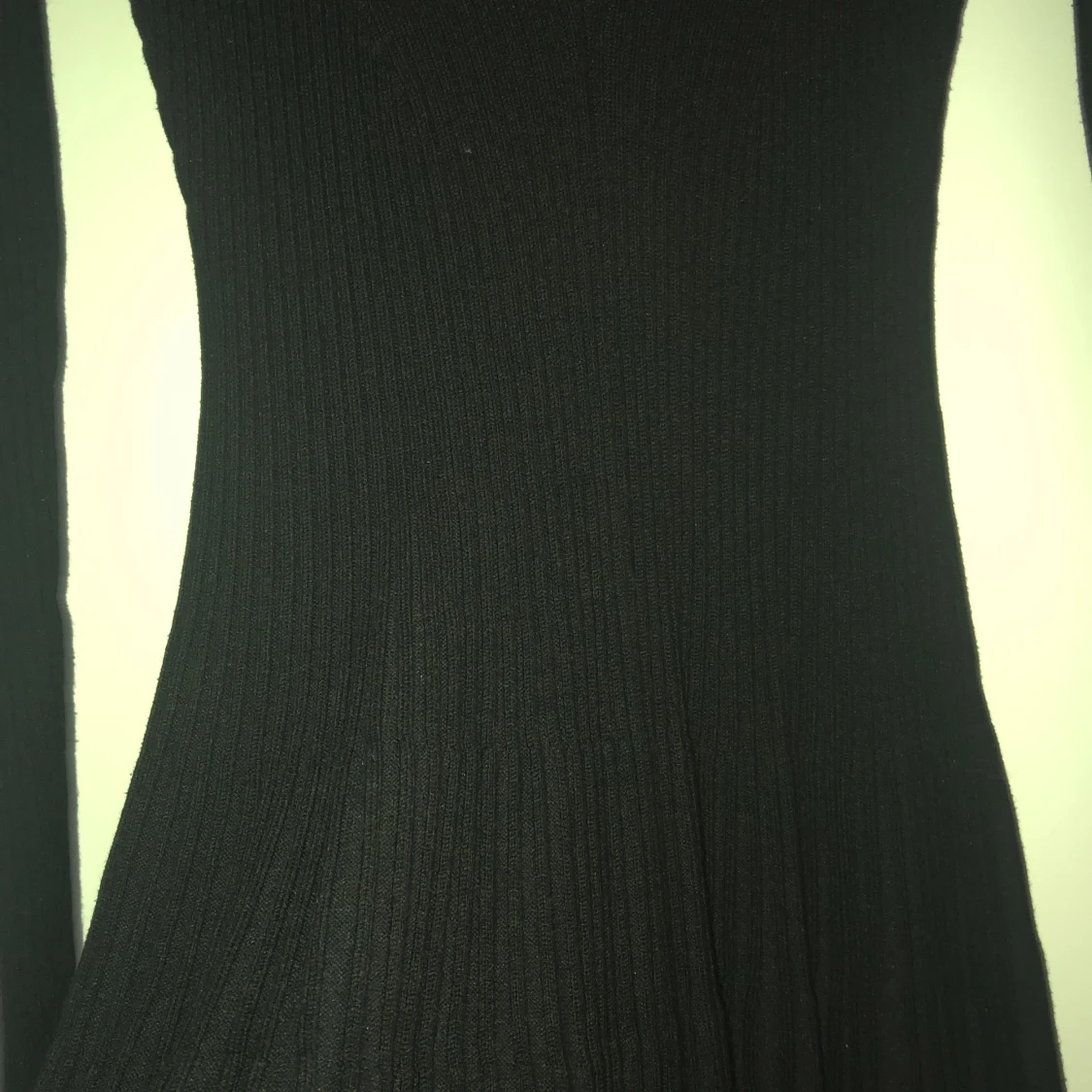 Ribbad svart klänning  - 91
