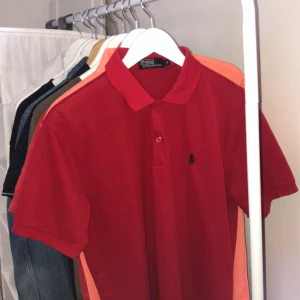 Ralph Lauren piké - Ralph Lauren piké ganska nyinförskaffad och i bra skick, säljer pga är fattig student
