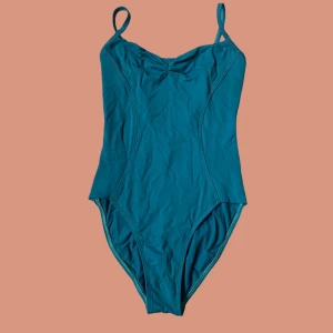 Ballet leotard balettdräkt xs  - Balettdräkt från Collections by Claudia. Storlek s men skulle säga xs-xxs. Väldigt bra kvalitet och nästan aldrig använd pga för liten