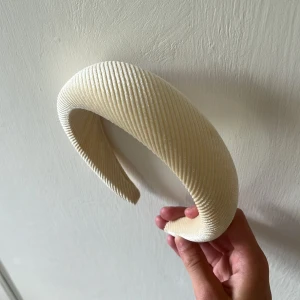 Beige Diadem - Jätte snyggt beiget refflat diadem  Köpte för 100kr på Zalando men märket är Anna Field  Använt 2 gånger  OBS kan va små fläckar men inte vad jag ser 