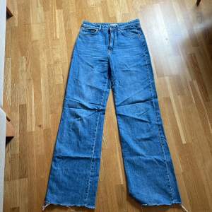 Blåa långa jeans från monki.  Säljer för att de inte kommer till andvändning.  Storlek 40  150kr +frakt 