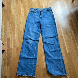 Jeans  - Blåa långa jeans från monki.  Säljer för att de inte kommer till andvändning.  Storlek 40  150kr +frakt 