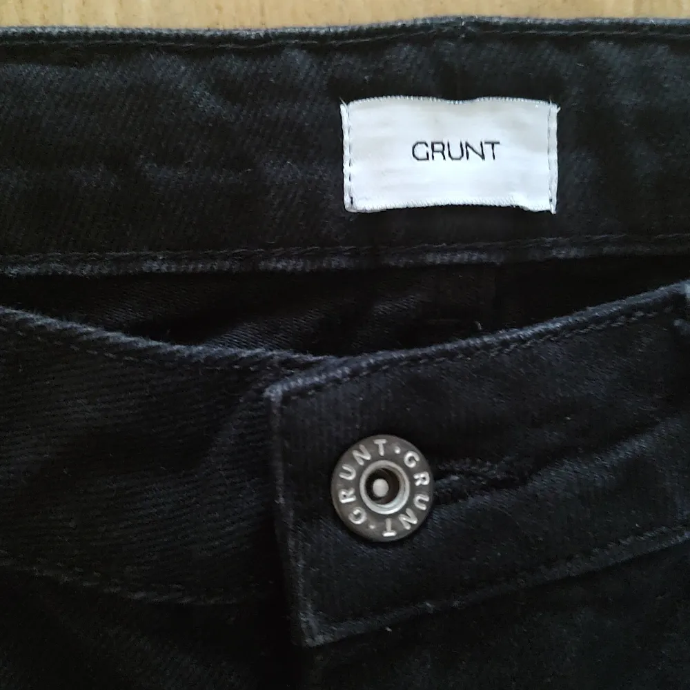 Jag säljer ett par svarta Grunt Jeans night street loose, stl 164. Knappt använda då dom snabbt blev för små. Inga nötningar i färgen, superbra skick. Köpta för 599kr. . Jeans & Byxor.