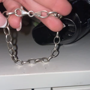 Berlock armband  - Jätte fint berlockarmband i äkta silver! (925) kan skicka privata bilder. Finns även berlocker som inte är i äkta silver. Säljer pga att jag inte använder silvriga smycken.kan tänka mig att gå ner i pris.
