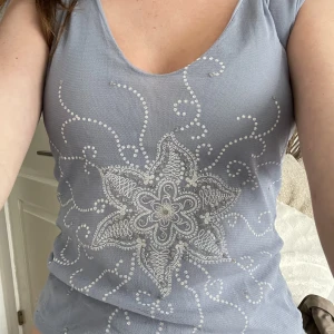 Mesh topp - Superfin Mesh topp med små rhinestones på🤍