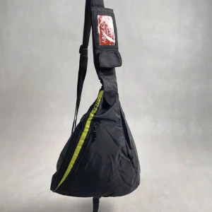 Slingbag - En assnygg slingbag som köpts via Vinted (lånade bilder från föredetta annons).