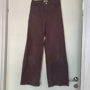 Bruna jeans - Bruna utsvängda jeans, jätte sköna fint till allt!