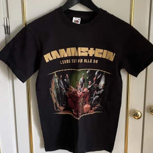 Rammstein t-shirt - Rammstein t-shirt i storlek S, köpt för några år sen men endast använd någon enstaka gång 😊