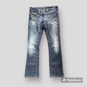 Lågmidjade ONLY jeans - Mörkare jeansfärg, massvis med fickor och detaljer. Bootcutmodell/straight, inte jättevida. Innerbenslängd: 78, midjemått: 74. Inga bilder på pga för små för mig.  