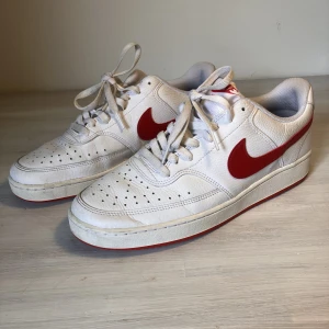Nike Court Vision - Nike court vison vit/röd storlek us9.5 eu 43  Dessa är använda men i väldigt gott skick 