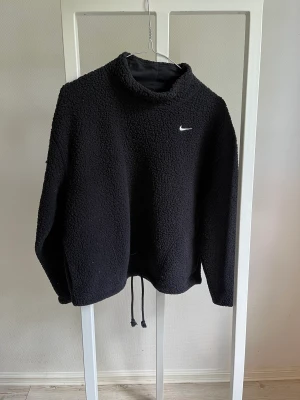 Svart Nike set  - Säljer en svart jätte mysig Nike dress i storlek Xs, använt men i gott skick💕