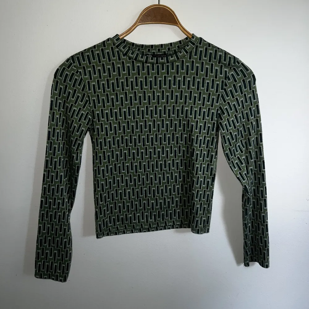 Långärmad tröja från Zara i grönt med blått mönster. Tyget har blivit lite nopprigt💓. Tröjor & Koftor.