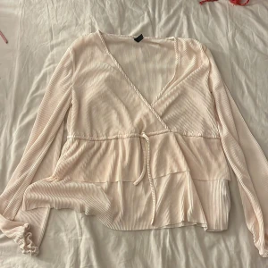 beige blus - oanvänd blus