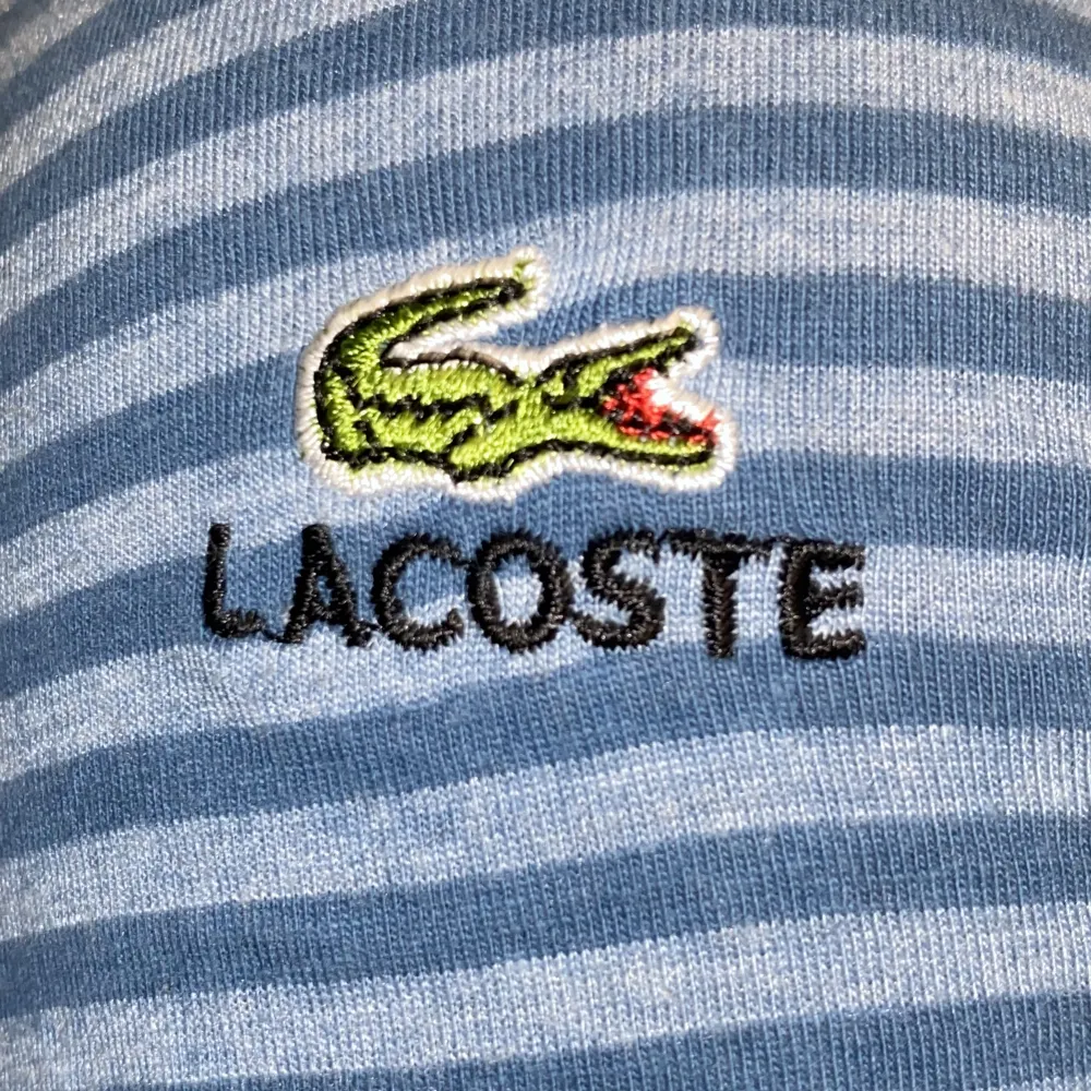 Jätte snygg Lacoste t-shirt 🤩köppt på second hand men är i bra skick 🔥💕. T-shirts.