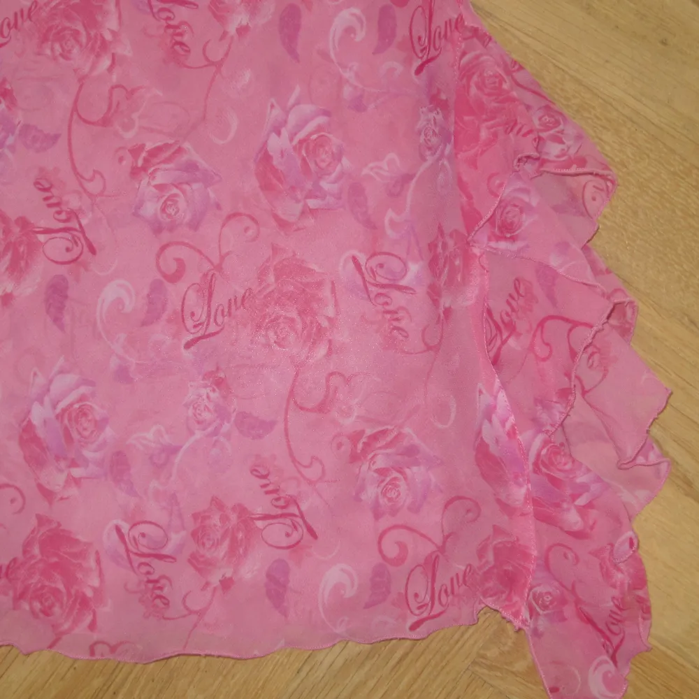 Söt rosa y2k cami klänning i storlek M med justerbara band. I bra skick, finns inga hål eller fläckar. Samma mönster på framsidan som baksidan. Klänningen är ganska genomskinlig då det är bara ett lager tyg. Skriv till mig vid frågor och använd köp nu. . Klänningar.