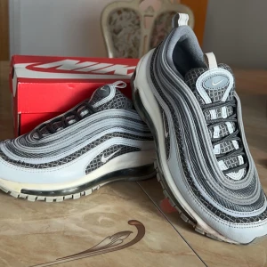 Air Max 97 - Air Max 97or i storlek 38. Skorna är lite använda men har inga större skador än slitaget som syns på den andra bilden. Köpts för ett tag sen på JD, de finns ej i produktion längre och nu säljs modellen inte mer.