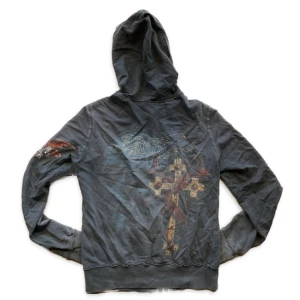 Hoodie med tryck - Så cool hoodie med as fränt tryck! Inte sätt några större defekter, kan finnas nån liten slitning och nån tråd som är ute.