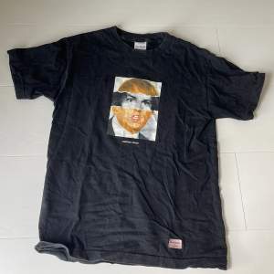 Cool T-shirt från 40s & Shorties Köpt för 400kr Köparen står för frakten 
