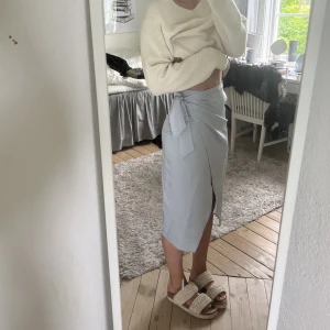 blå silkes kjol - blå superfin kjol 💓 från nakd köpt för flera år sedan, använd 2 gånger