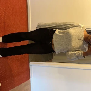 Grå söt topp - En grå jätte skön tröja med spets detaljer på axlarna.🥰😇