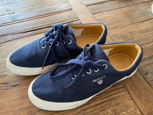 Gant Hero marinblå - Ett par marinblå gant Hero skor i storlek 40 men är lite små i storleken så de passar i 39. Det är bara skorna som kommer med då ingen box eller någonting annat kommer med. Knappt använda och de går att tvätta bort det smutsiga då jag inte har försökt.