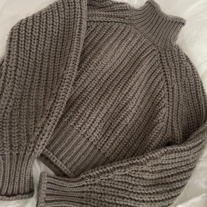 Stickad tröja - Tjock o mysig tröja med krage. Inge kliande eller obehag av tyget