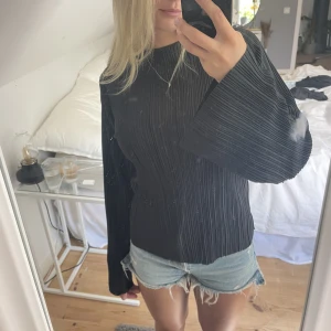 Svart blus - Säljer denna så fina blusen från Stockholm Studio! Endast använd ett fåtal gånger! Hör av dig vid intresse eller frågor!🥰