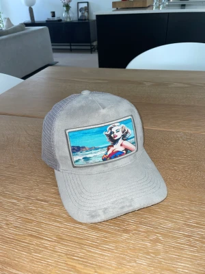 Revenite keps - Köpte denna keps av tiktok företaget Revenite. Kepsen har aldrig kommit till andvänding och är limiterad. Vilket menas med att den aldrig kommer säljas igen. Skriv om ni har frågor