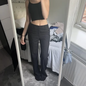 kostymbyxor - säljer dessa fina kostymbyxor från madlady då dom är för stora på mig. Stlk 36-tall 