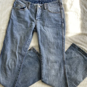 Lowrise bootcut jeans - Säljer dessa fina Lowrise bootcut jeans från brandy Melville💕 Säljer eftersom de var lite stora och därför inte kom till användning💗Nyskick. Kostade 460kr,säljer för 350+ frakt💕Pris kan diskuteras, skriv om frågor eller fler bilder💕