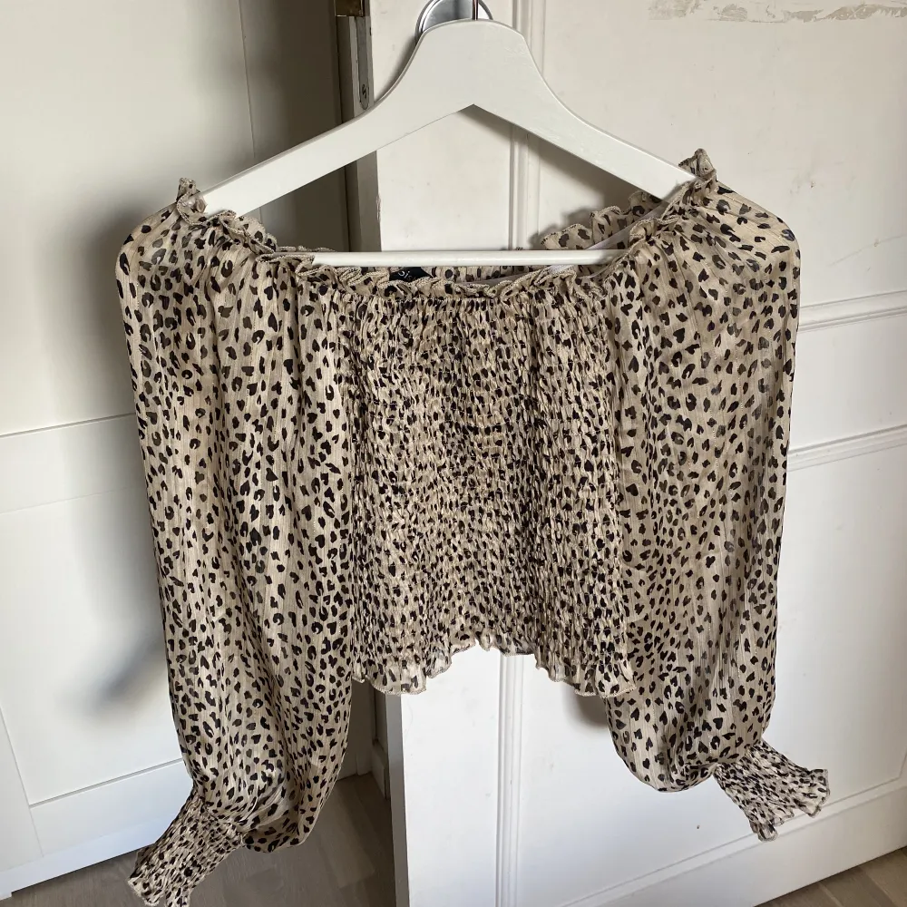 Leopardmönstrad tröja som knappt är använd från sisters point. Blusar.