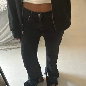 Svarta jeans med slit på insidan från Hm!😇