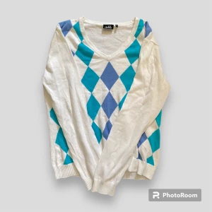 Rutig tröja - En färgglad rutig tröja från Isolde. Jättefint skick, själv aldrig använt den. Olika blå nyanser. 