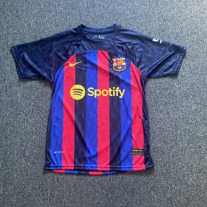 Säljer min Fc Barcelona t shirt då den inte kommer till användning och är i toppskick. Tröjan spelades säsongen 22/23 då dom vann la liga. Ansu fati på ryggen nummer 10. 