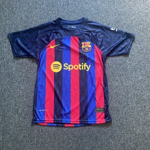 Fc barcelona tröja - Säljer min Fc Barcelona t shirt då den inte kommer till användning och är i toppskick. Tröjan spelades säsongen 22/23 då dom vann la liga. Ansu fati på ryggen nummer 10. 