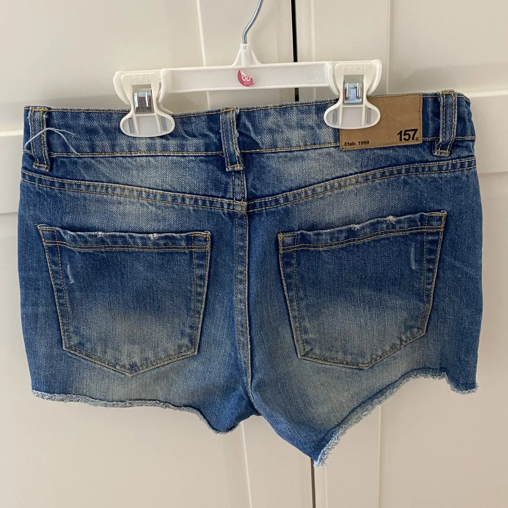 Super snygga jeansshorts med låg midja. De är i storlek 150 men passar som xxs. Klicka inte på köp nu utan kontakta mig. . Shorts.