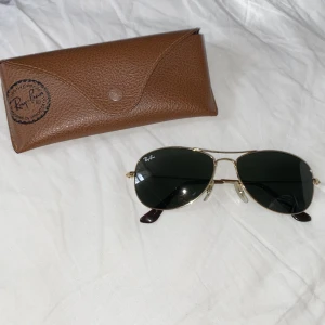 Ray-ban solglasögon  - Äkta Ray-Ban pilotsolglasögon, aldrig använda, som nya! 