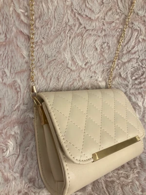 Vit väska - Säljer min vita helt oanvända väska! Säljer på grund av att jag har för många väskor och den då inte kommer till användning, helt ny i skick! Köpare står för frakten!