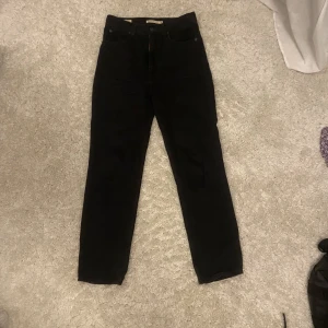 Levis jeans  -  Säljer Levis jeans 70s high slim straight eftersom att dom har blivit för korta för mig 