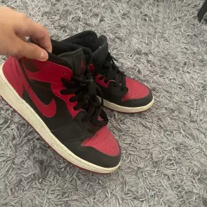 Jordan 1 mid (banned) skor, funkar att ha till allt säljer då jag inte har haft användning av de i över 1 år. Såklart äkta och går också att rengöras!