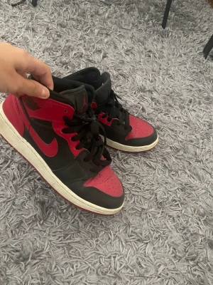 Jordans - Jordan 1 mid (banned) skor, funkar att ha till allt säljer då jag inte har haft användning av de i över 1 år. Såklart äkta och går också att rengöras!